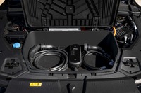 Espacio en el pequeño maletero delantero para guardar los cables del cargador